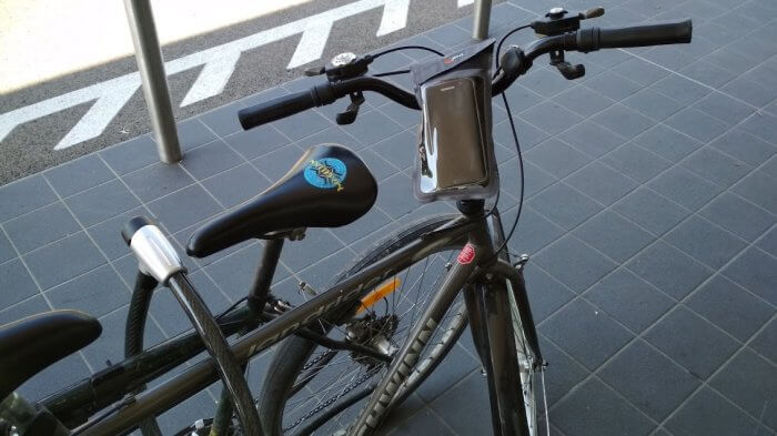 Samsung telefon a kormányon